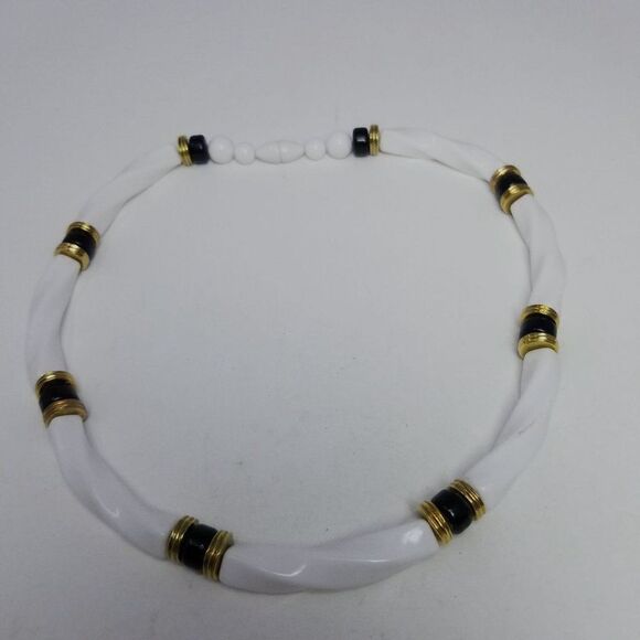 Vintage Chunky White and Black Beaded Collar Necklace, Retro 80s Syle Design - Picture 4 of 4